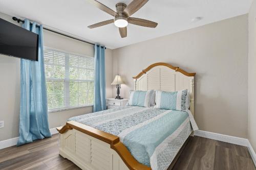 a bedroom with a bed and a ceiling fan at WindsorHills Villa Pool Resort Amenities Minutes to Disney in Orlando