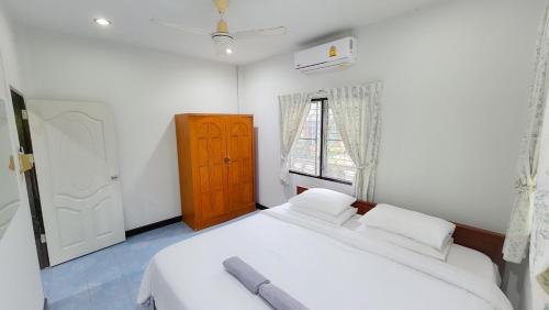 1 dormitorio con 2 camas y ventana en Karon House 15B en Karon Beach