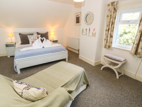 Кровать или кровати в номере Baytree Cottage