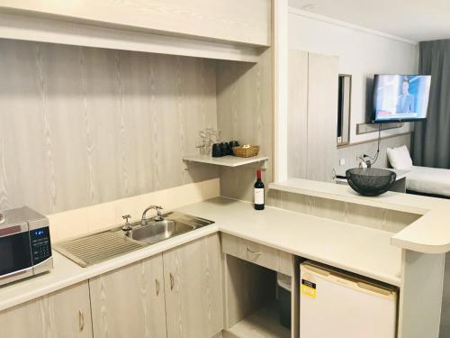 Kuchyň nebo kuchyňský kout v ubytování Comfort Inn Glenelg