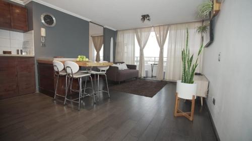 cocina y sala de estar con mesa y sillas en Espacio Norte Familiar - Cavancha en Iquique