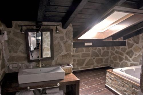 Et badeværelse på Hotel Spa Villa de Mogarraz