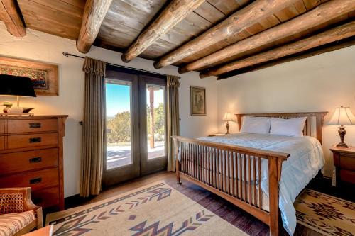 Retreat in Taos Foothills tesisinde bir odada yatak veya yataklar