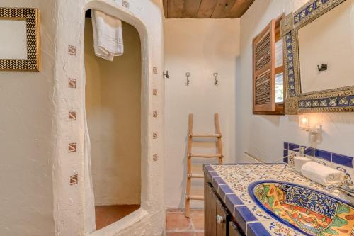 uma casa de banho com um lavatório e um espelho em Retreat in Taos Foothills em Taos