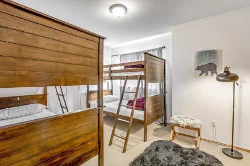 Katil dua tingkat atau katil-katil dua tingkat dalam bilik di Snoqualmie Palace