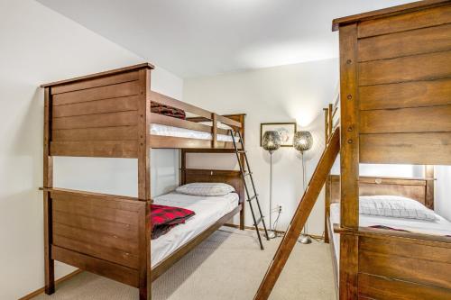 Una cama o camas en una habitación de Snoqualmie Palace