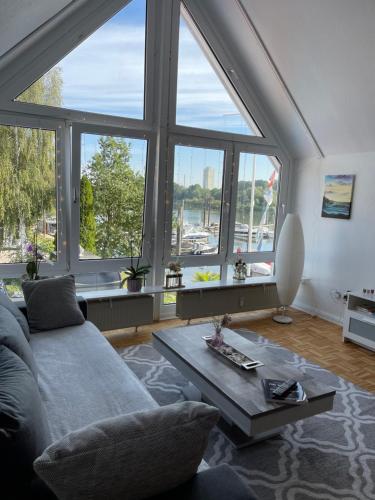 ein Wohnzimmer mit einem Sofa und einem großen Fenster in der Unterkunft Marina Beach Lauenburg in Lauenburg