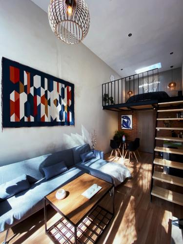 a living room with a blue couch and a table at Cabañas Boutiques TinyChillHouse in Mineral del Chico
