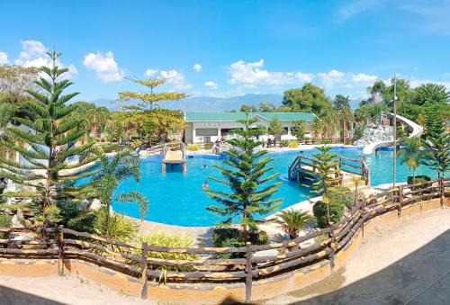 View ng pool sa RedDoorz @ Realmar Resort Hotel Pangasinan o sa malapit
