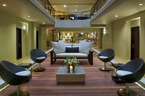a lobby with chairs and a couch and a table at Movich Casa del Alferez in Cali