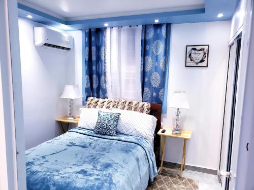 Säng eller sängar i ett rum på M/H HOUSE (#2) cozy house near airport and beach