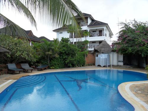 Swimming pool sa o malapit sa Langi Langi Beach Bungalows
