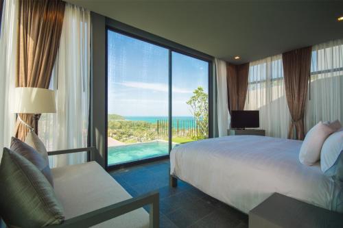 Postel nebo postele na pokoji v ubytování SUNSURI PHUKET, Nai Harn Beach