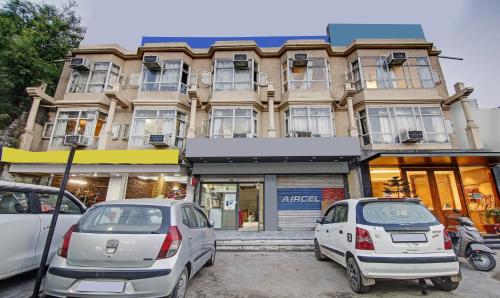 dos coches estacionados frente a un edificio en Itsy By Treebo - Hotel Amrita Raghunath Bazaar Jammu, en Jammu