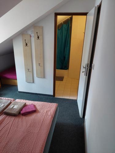 Habitación con cama y espejo. en Pension U Soudu, en Český Krumlov