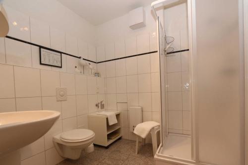 Koupelna v ubytování Fewo 4 Reetdachhaus Diplomatenweg 1 Fewo cc