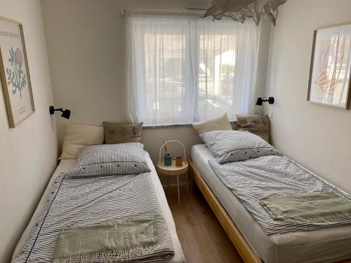 Een bed of bedden in een kamer bij Ferienwohnung Am bayrischen Meer