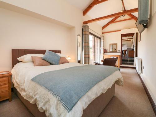 Un pat sau paturi într-o cameră la Middle Burrow Cottage