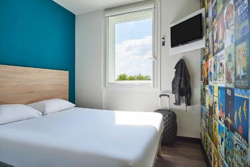 a bedroom with a white bed and a window at hotelF1 Fréjus Roquebrune sur Argens in Roquebrune-sur-Argens