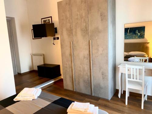 - un salon avec une grande armoire en bois et un lit dans l'établissement B&B I miti dell Etna, à Catane