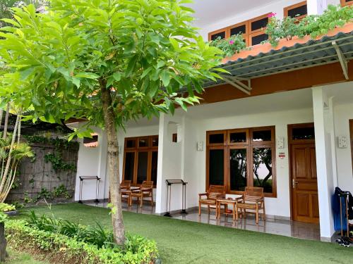 Un jardín fuera de Febri's Hotel & Spa