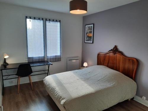 une chambre avec un lit, un bureau et une fenêtre dans l'établissement Chambre2 dans coloc de 75m2, à Troyes