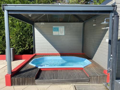 Résidence Les Alizés ''Sauna Jacuzzi Piscine en plein centre ville"の敷地内または近くにあるプール