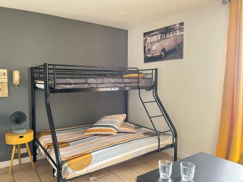 Ce lit superposé se trouve dans un dortoir doté d'une table et de lits superposés. dans l'établissement La Résidence K-méléon- Hyper centre , 23 couchages, au Mans