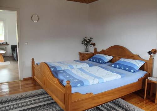 Tempat tidur dalam kamar di Ferienwohnung Haus Sutter