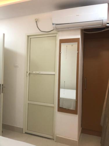 una stanza con una porta e uno specchio sul muro di Purple Lotus Hotel a Varanasi