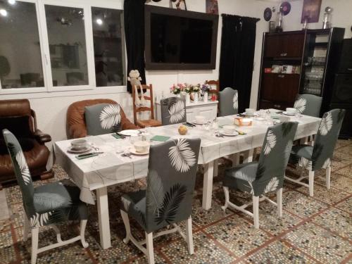 a dining room with a table and chairs at A l'Escale in Gauriac