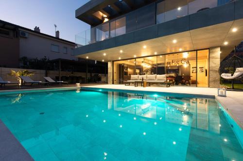 Bazén v ubytovaní Luxury villa PRESTIGE with sauna and jacuzzi alebo v jeho blízkosti