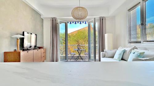 un soggiorno con un divano e una TV di LA LANTERNE a Nizza