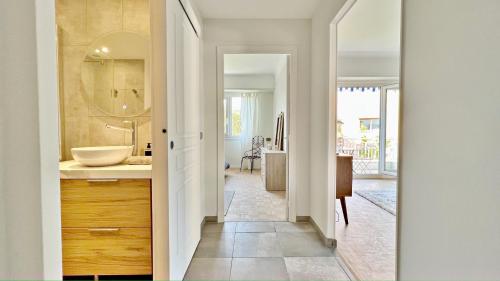 un bagno con lavandino e specchio di LA LANTERNE a Nizza