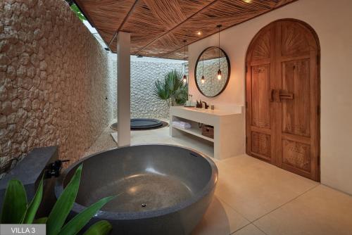 Bathroom sa Villa Massilia Bali