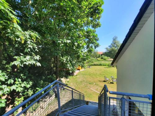 una vista desde el balcón de una casa en Ferienwohnung Auszeit Objekt ID 13178-9 en Waren