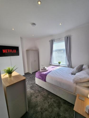 um quarto com uma cama grande e uma janela em 264 The Hungerford em Crewe