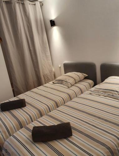 deux lits côte à côte dans une pièce dans l'établissement Villa au calme avec piscine privative, à Bormes-les-Mimosas