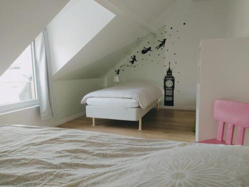 une chambre avec un lit et une horloge au mur dans l'établissement 