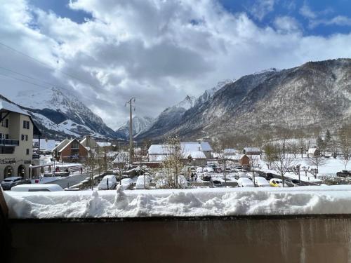 widok na miasto ze śnieżnymi górami w obiekcie Appt hyper-centre Loudenvielle 4pers Terrasse Sud vue montagne w mieście Loudenvielle