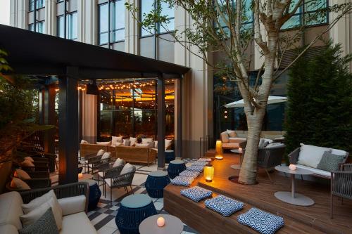 Χώρος καθιστικού στο Kimpton Shinjuku Tokyo by IHG