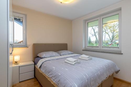 ein Schlafzimmer mit einem Bett mit zwei Handtüchern darauf in der Unterkunft Pool Villa Ana Residence in Gradac