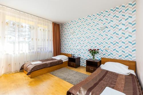 Un pat sau paturi într-o cameră la Hotel Dobczyce