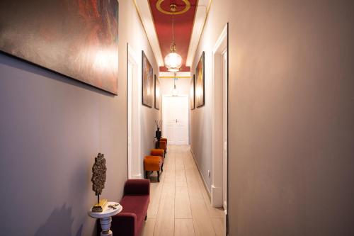 a hallway with chairs and a long hallway with a hallwayngthngthngthngthngth at Downtown Loulé in Loulé