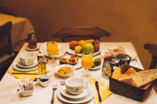 ビアにあるHotel Rural Mas Fontanellesの食べ物と飲み物が置かれたテーブル