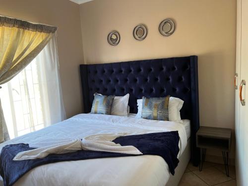 Cama ou camas em um quarto em Arise Accommodation
