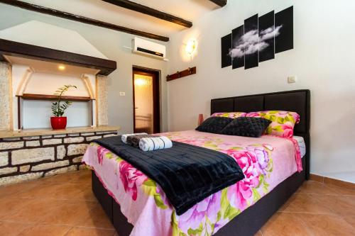 een slaapkamer met 2 bedden in een kamer bij House 1119 in Muntić