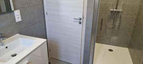 La salle de bains est pourvue d'une douche et d'un lavabo. dans l'établissement Appartement de 2 chambres avec vue sur la mer et wifi a Porto Vecchio a 5 km de la plage, à Porto-Vecchio