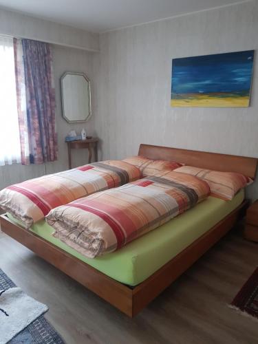ein großes Bett in einem Schlafzimmer mit Avertisementatronatronatronstrationion in der Unterkunft Marktgasse 9 in Appenzell