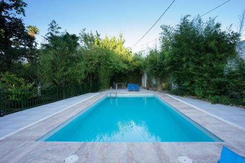 Piscina de la sau aproape de Las Aguas del Arbuniel con Pista de Pádel